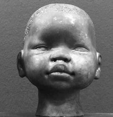 Alintadoll Svart från Hammar Posse, en detaljrik skulptur