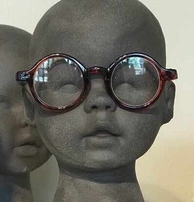 Glasögon från Hammar Posse på grå mannekäng i butiksmiljö