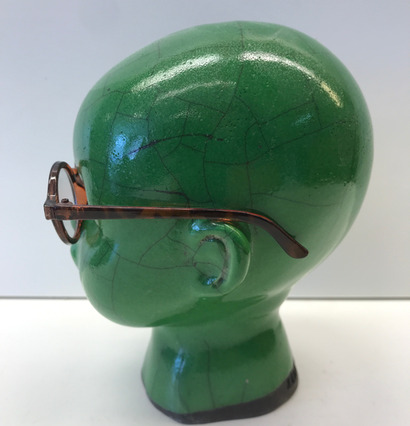 Glasögon från Hammar Posse på ett grönmålat huvud