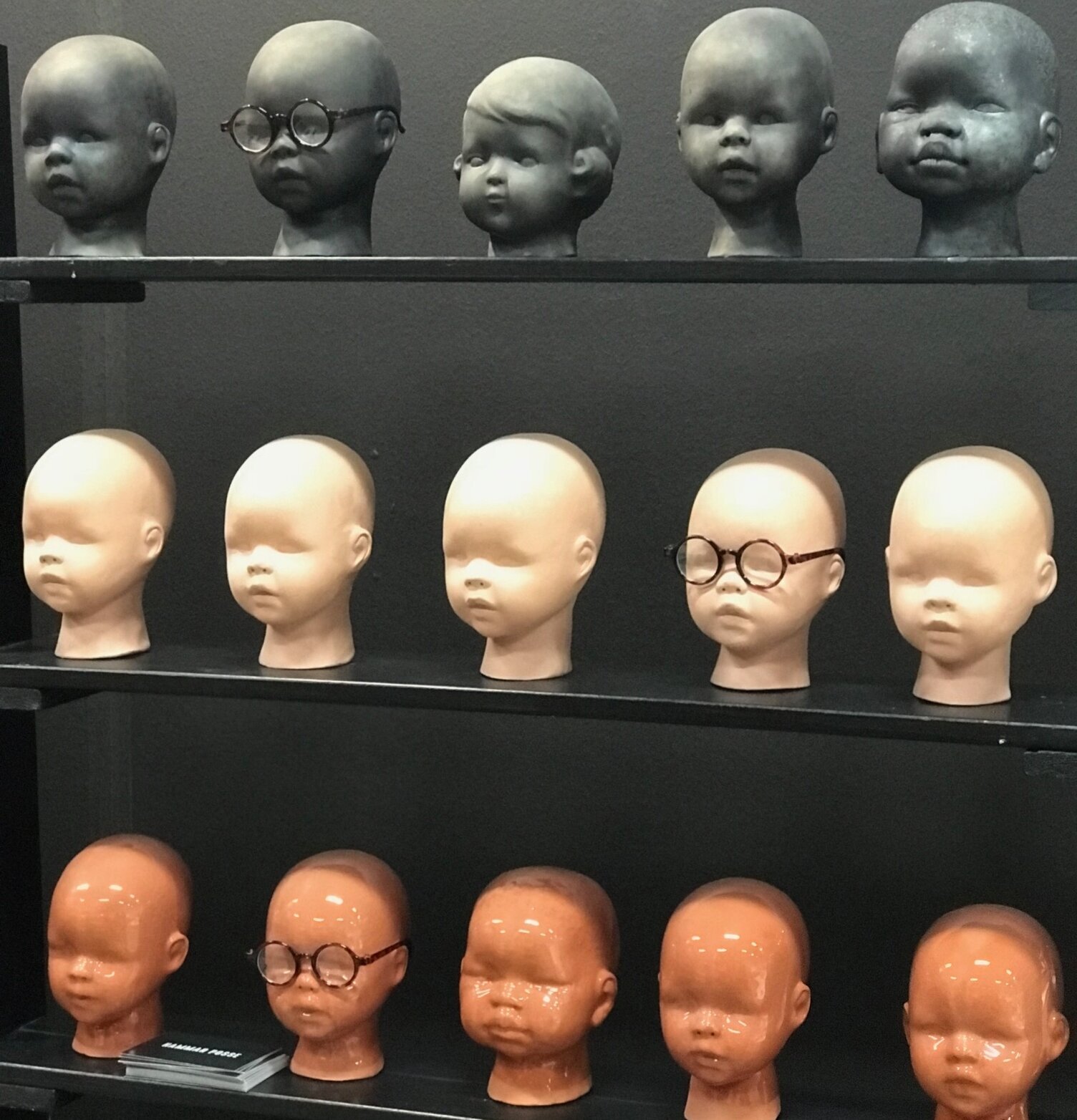 Glasögon från Hammar Posse på olika huvudmodeller i hyllor