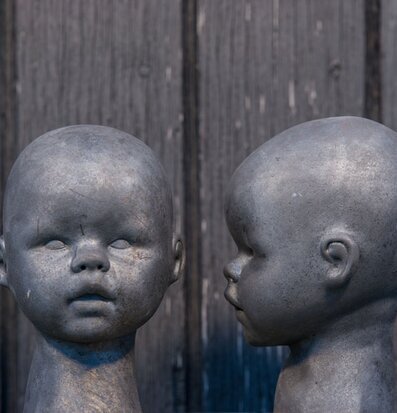 Rakudoll Svart från Hammar Posse, svart keramisk skulptur