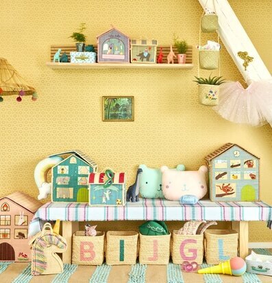 Barnväska Beauty Salon Embroidery från Rice i färgglatt rum