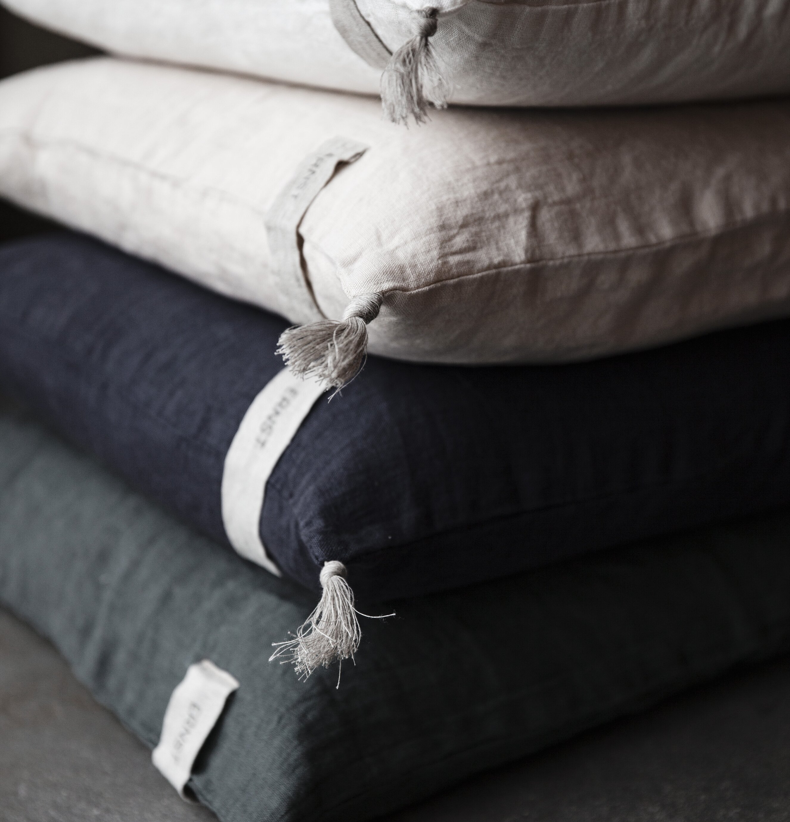 Kuddfodral Linne Vit från Ernst med tofsar i stapel