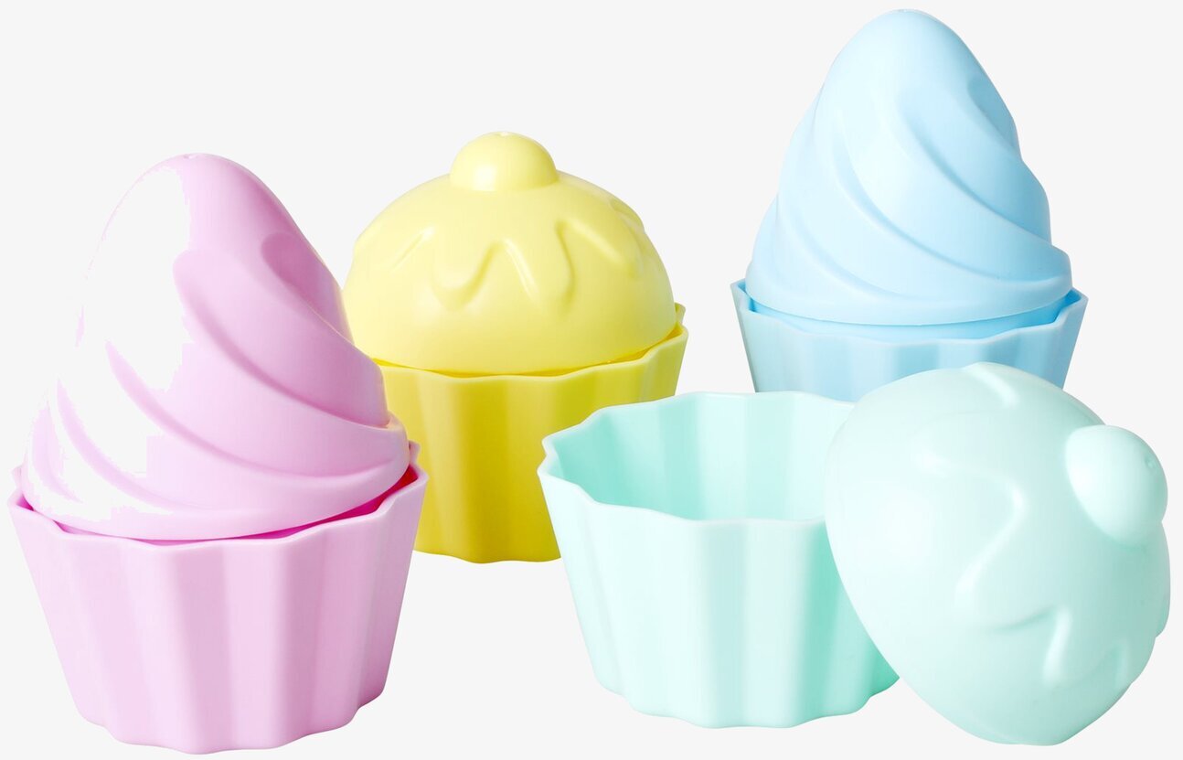 Sandformar Cupcakes från Rice i pastellfärger på vit bakgrund