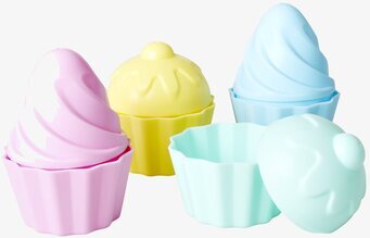 Sandformar Cupcakes från Rice i pastellfärger på vit bakgrund