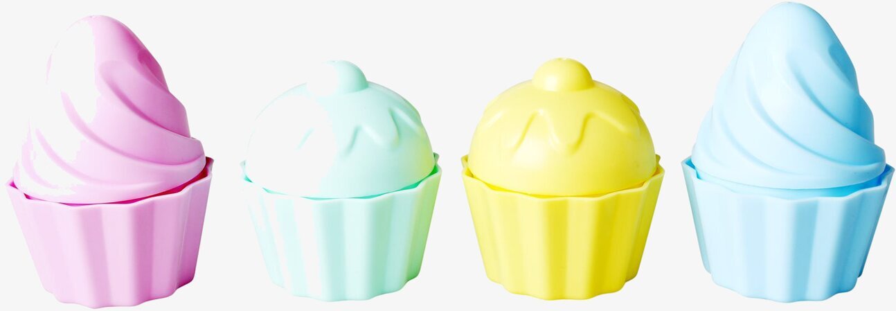 Sandformar Cupcakes från Rice i pastellfärger på vit bakgrund