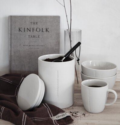 Förvaringsburk Vit från Ernst på träyta med kökstillbehör