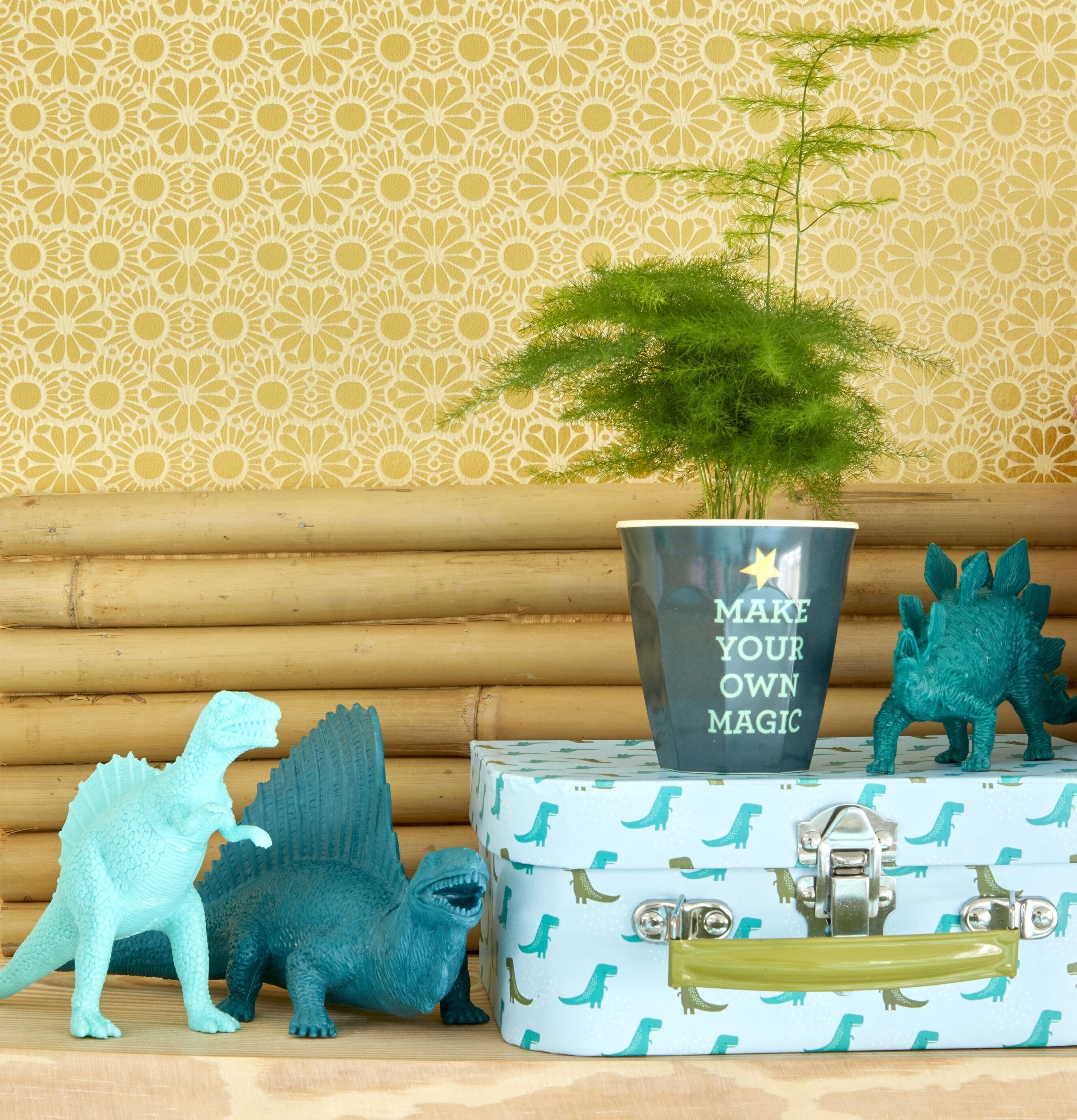 Dinosauriefigurer från Rice på hylla med färgglad bakgrund