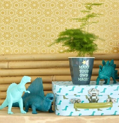 Dinosauriefigurer från Rice på hylla med färgglad bakgrund