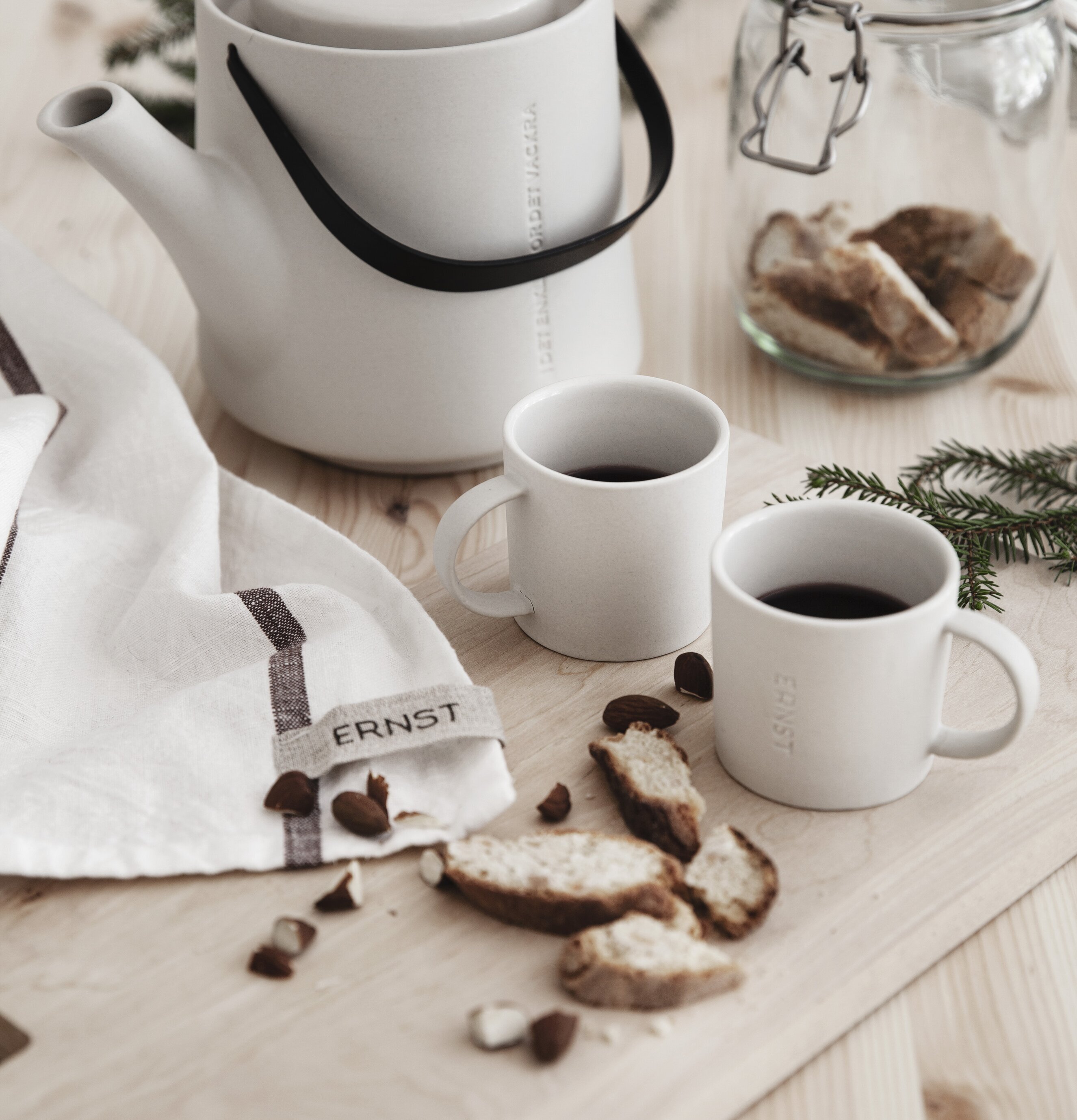 Liten Kopp Mörkgrå från Ernst på träskiva med fika-attribut