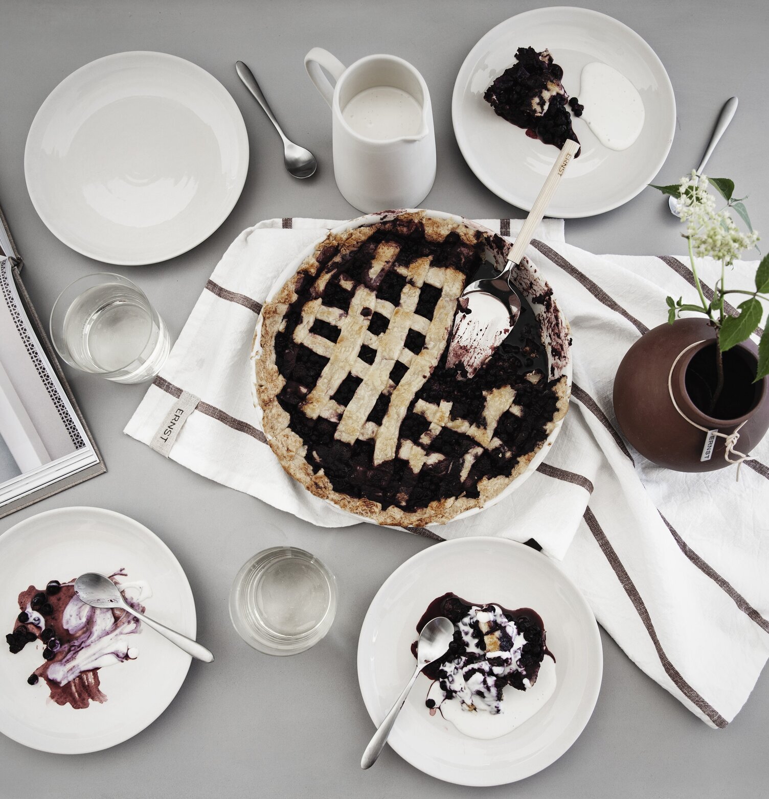 Kökshandduk Vit/Rost från Ernst under pajform på dukat bord