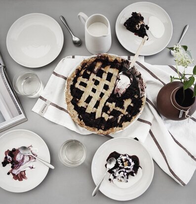 Kökshandduk Vit/Rost från Ernst under pajform på dukat bord