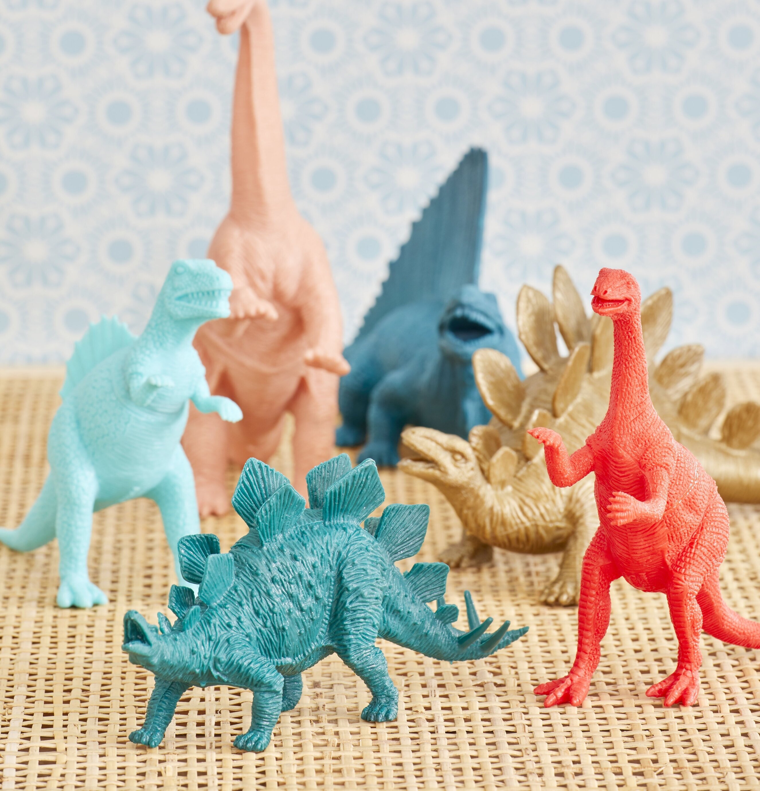 Dinosaurie leksaksfigurer från Rice i färgglada nyanser
