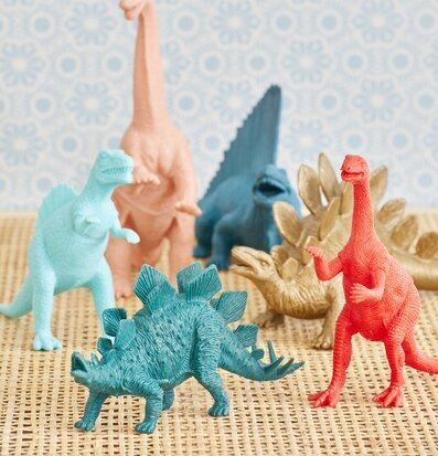Dinosaurie leksaksfigurer från Rice i färgglada nyanser