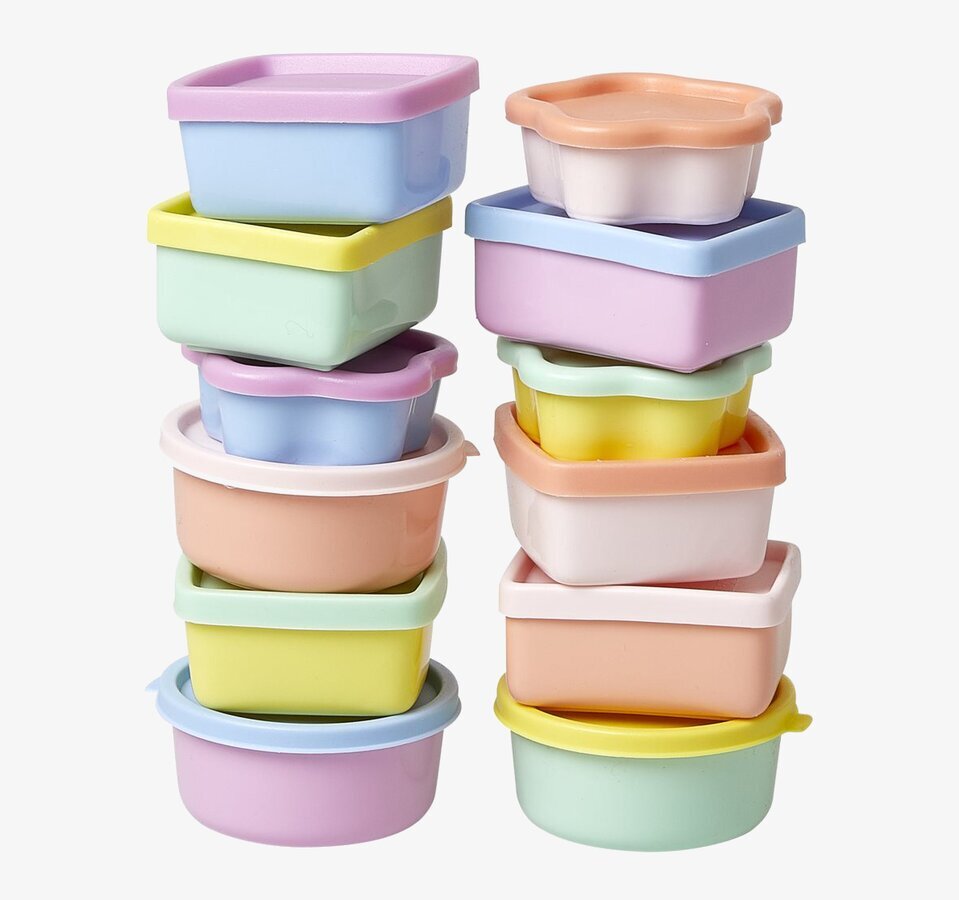 Små plastburkar i nät från Rice i pastellfärger och former