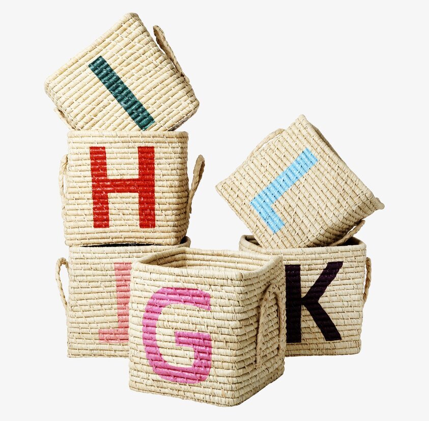Bokstavskorg Raffia från Rice med färgglada broderade bokstäver