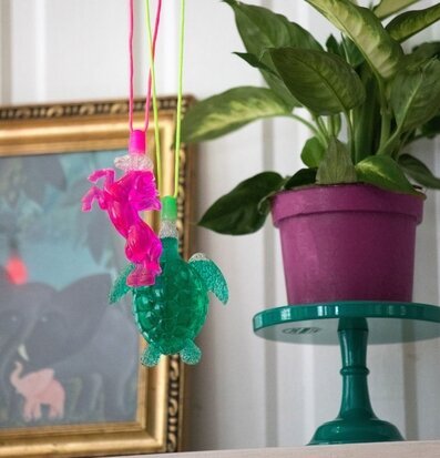 Såpbubblor från Rice: sköldpadda och enhörning i neonfärger