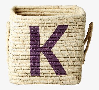 Bokstavskorg Raffia från Rice med bokstaven K i lila