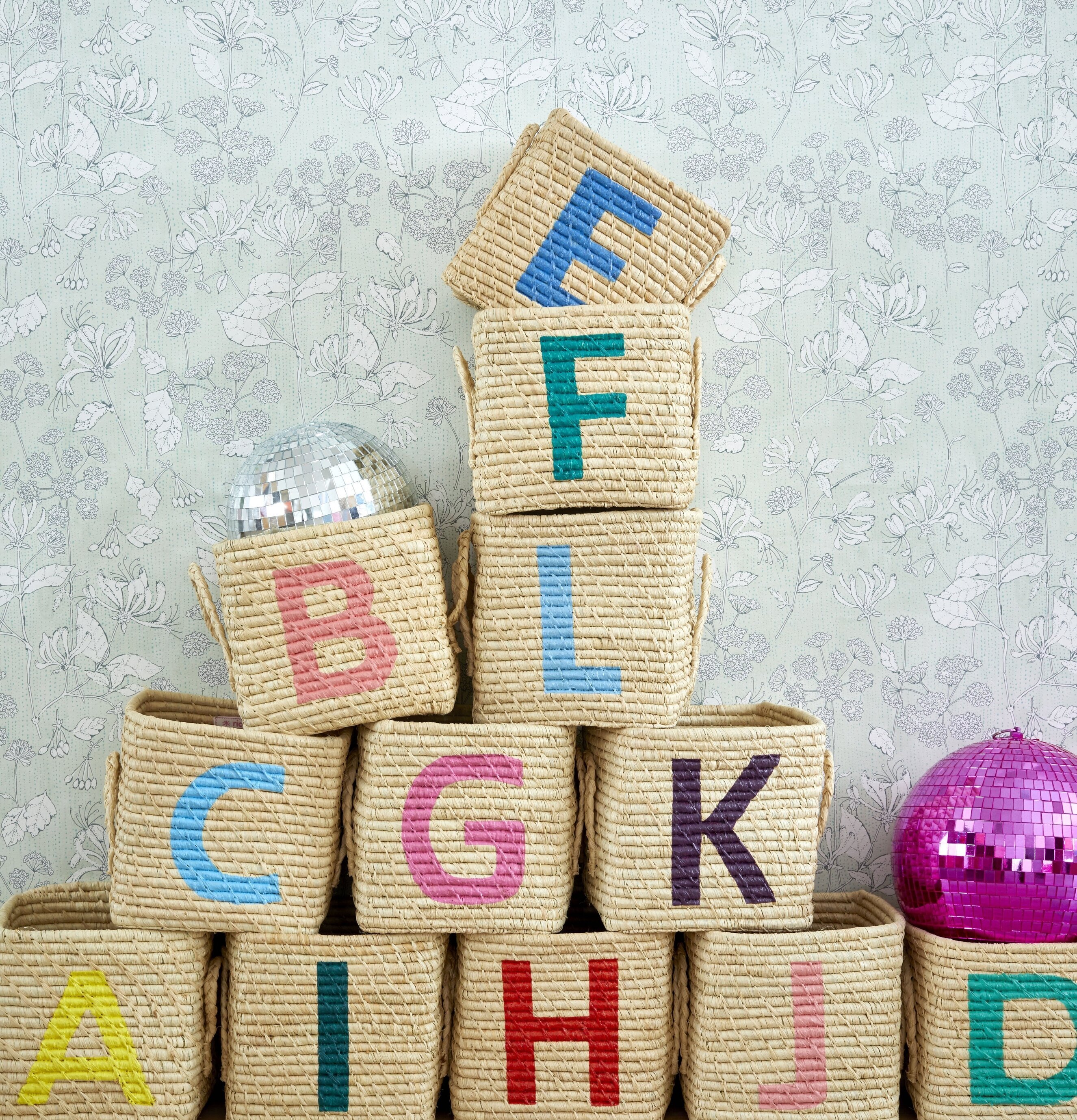 Bokstavskorg Raffia från Rice arrangerade i pyramidstruktur