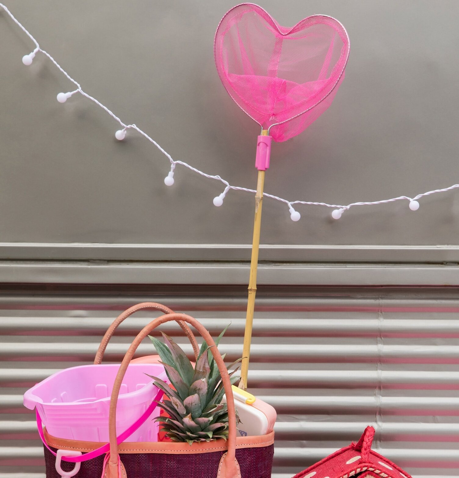 Sandset 2-Delar från Rice framför grå vägg med ljusslinga