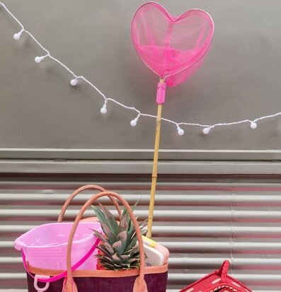 Sandset 2-Delar från Rice framför grå vägg med ljusslinga