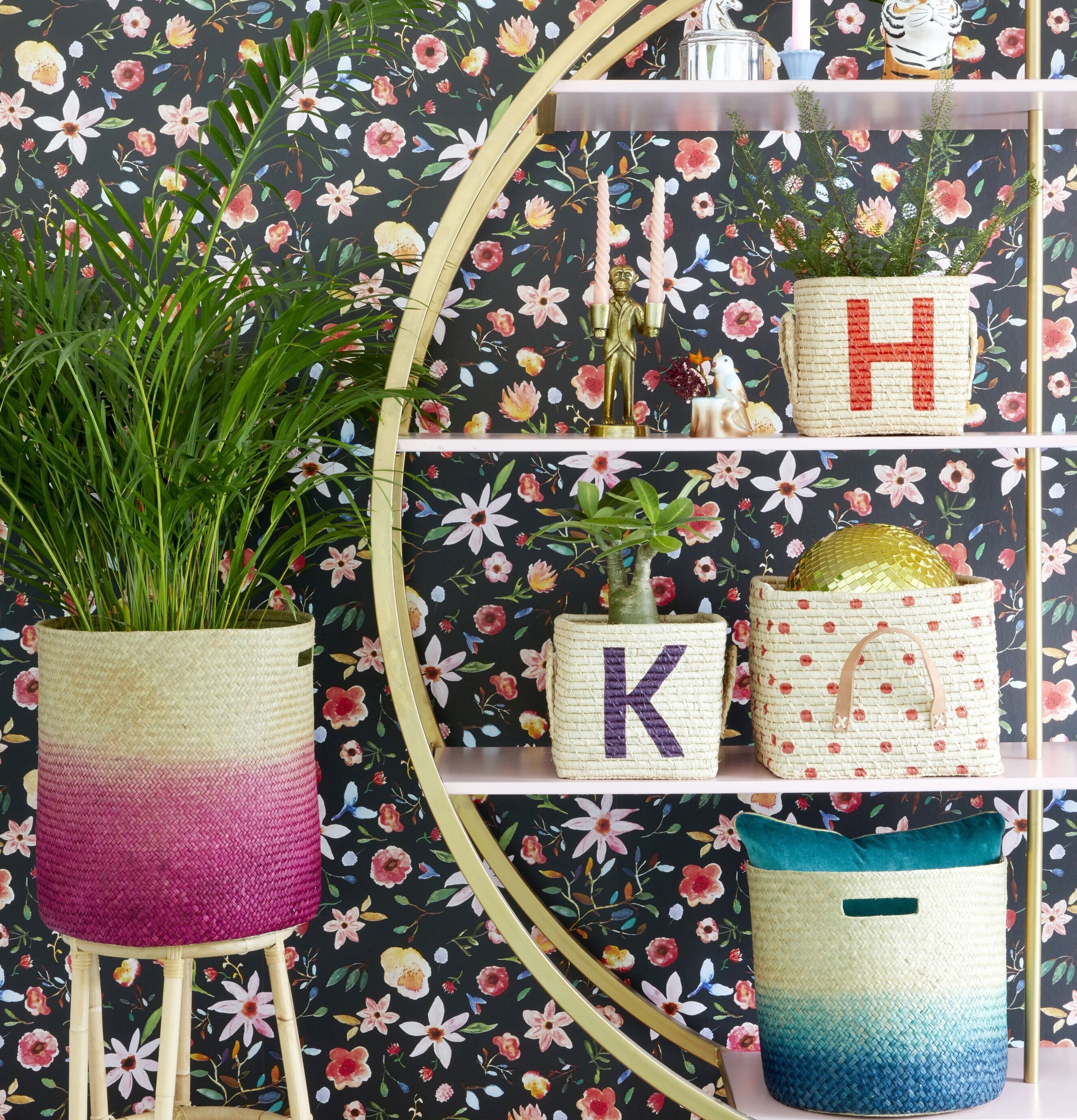 Bokstavskorg Raffia från Rice i färgstark och levande miljö