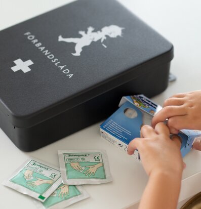 Foto av stilrent medicinskåp med plåster i fokus