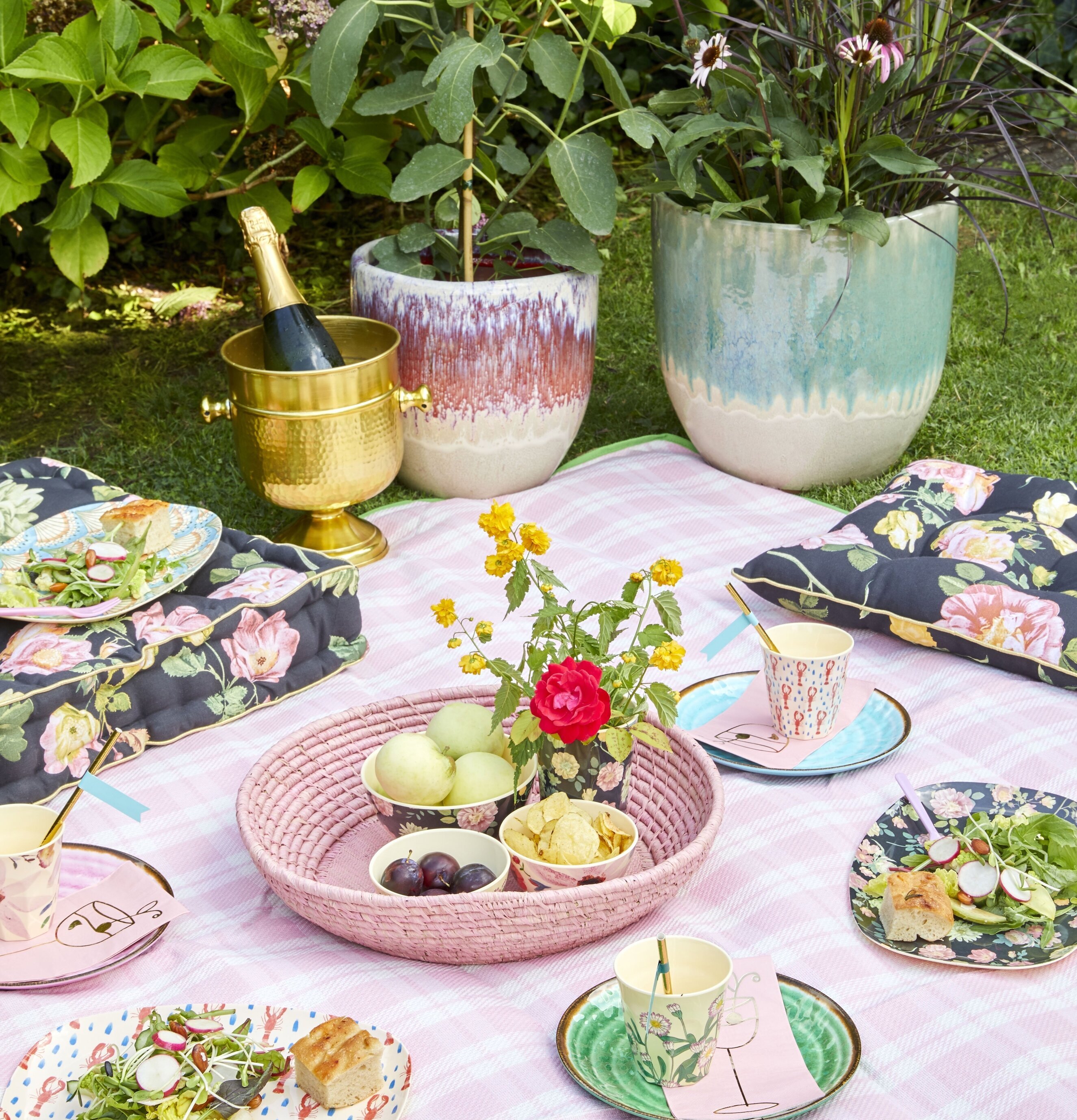 Vinkylare Medium från Rice på picknickfilt med blommor