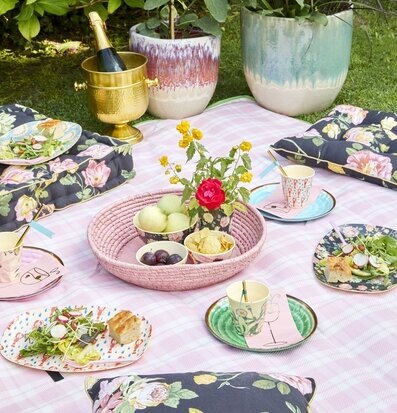 Picknickfilt Ljusrosa/Creme från Rice med snacks och kuddar