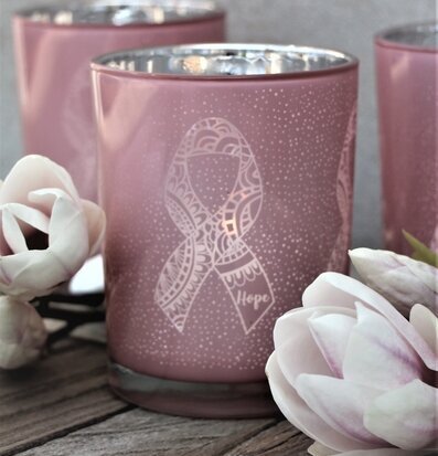 Pink Ribbon - Majas Cottage ljuslykta på rustikt träbord