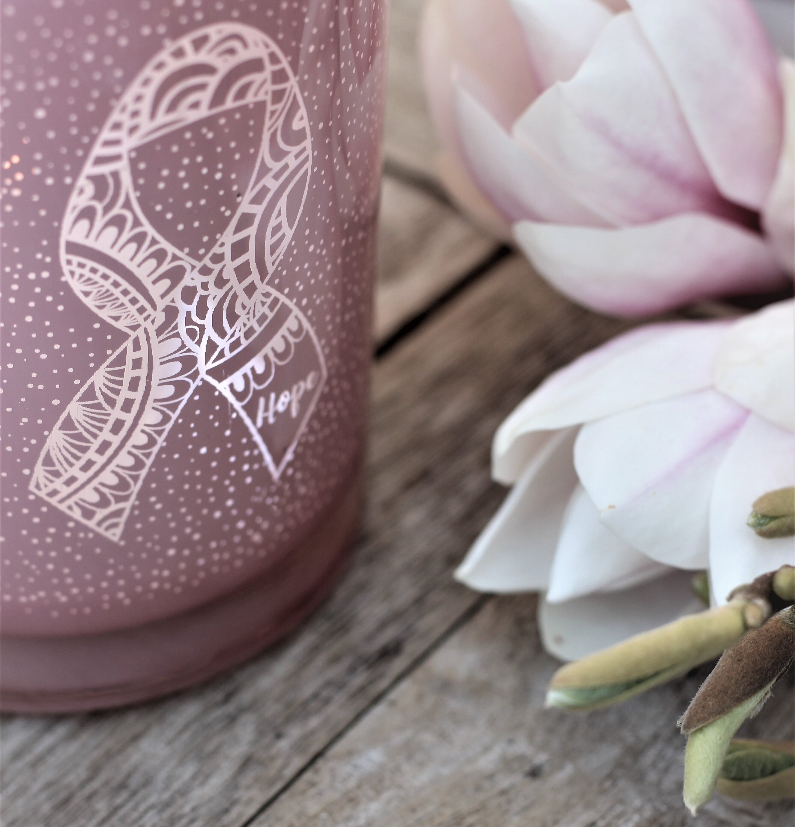 Pink Ribbon - Majas Cottage ljuslykta på rustik träyta