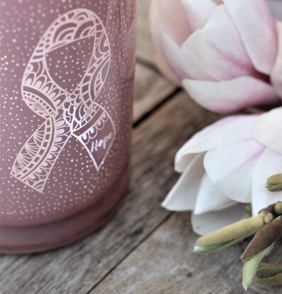 Pink Ribbon - Majas Cottage ljuslykta på rustik träyta