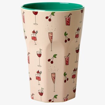 Bild av färgglad mugg med cocktailmotiv och körsbär