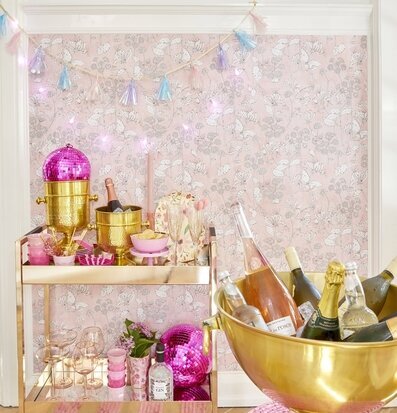 Vinkylare Medium från Rice på rosa matta med drinkvagn