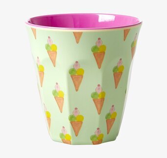 Bild av mugg med färgglatt glassmönster och lila insida