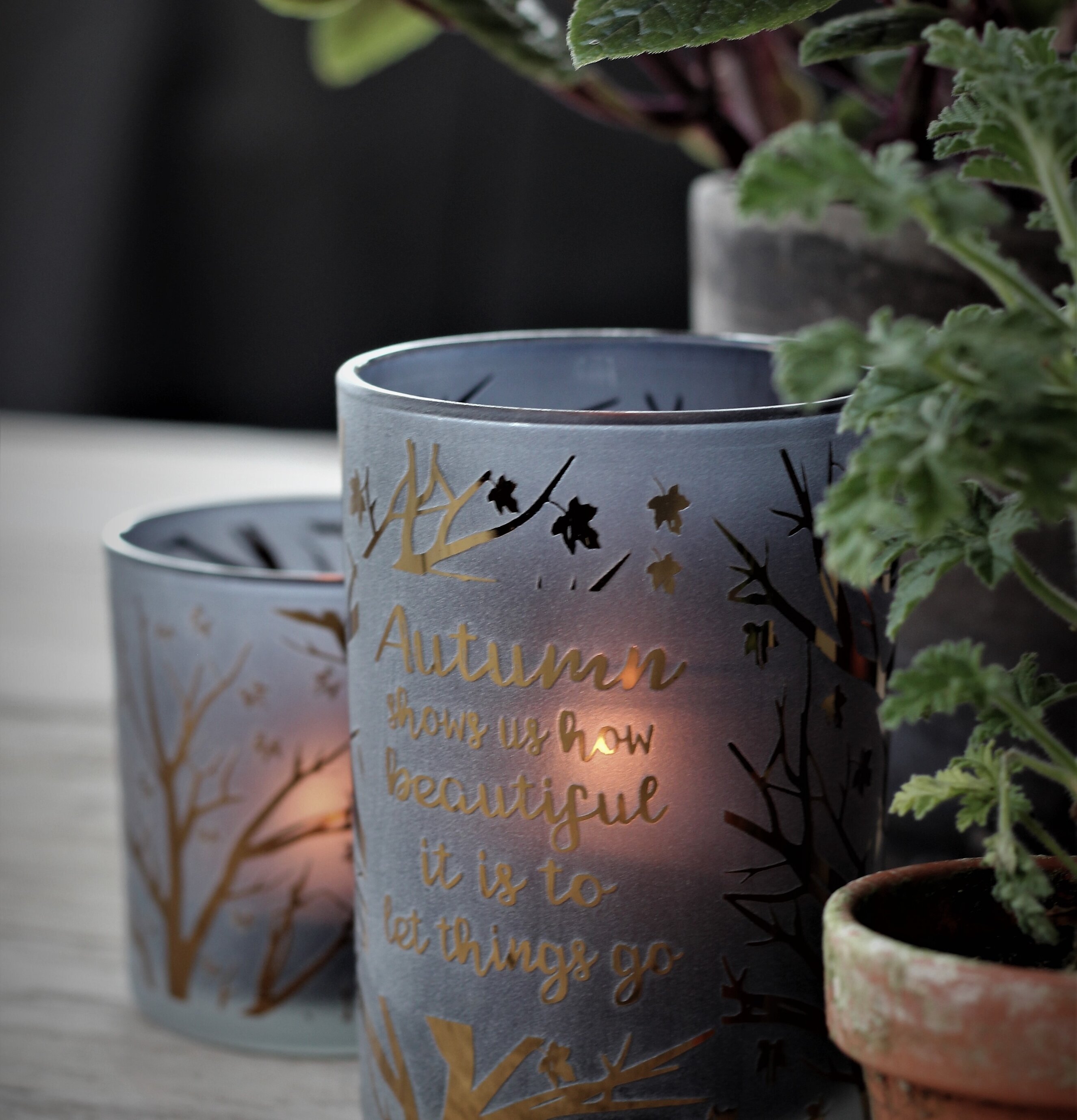 Ljuslykta Autumn Quote från Majas Cottage på träbord