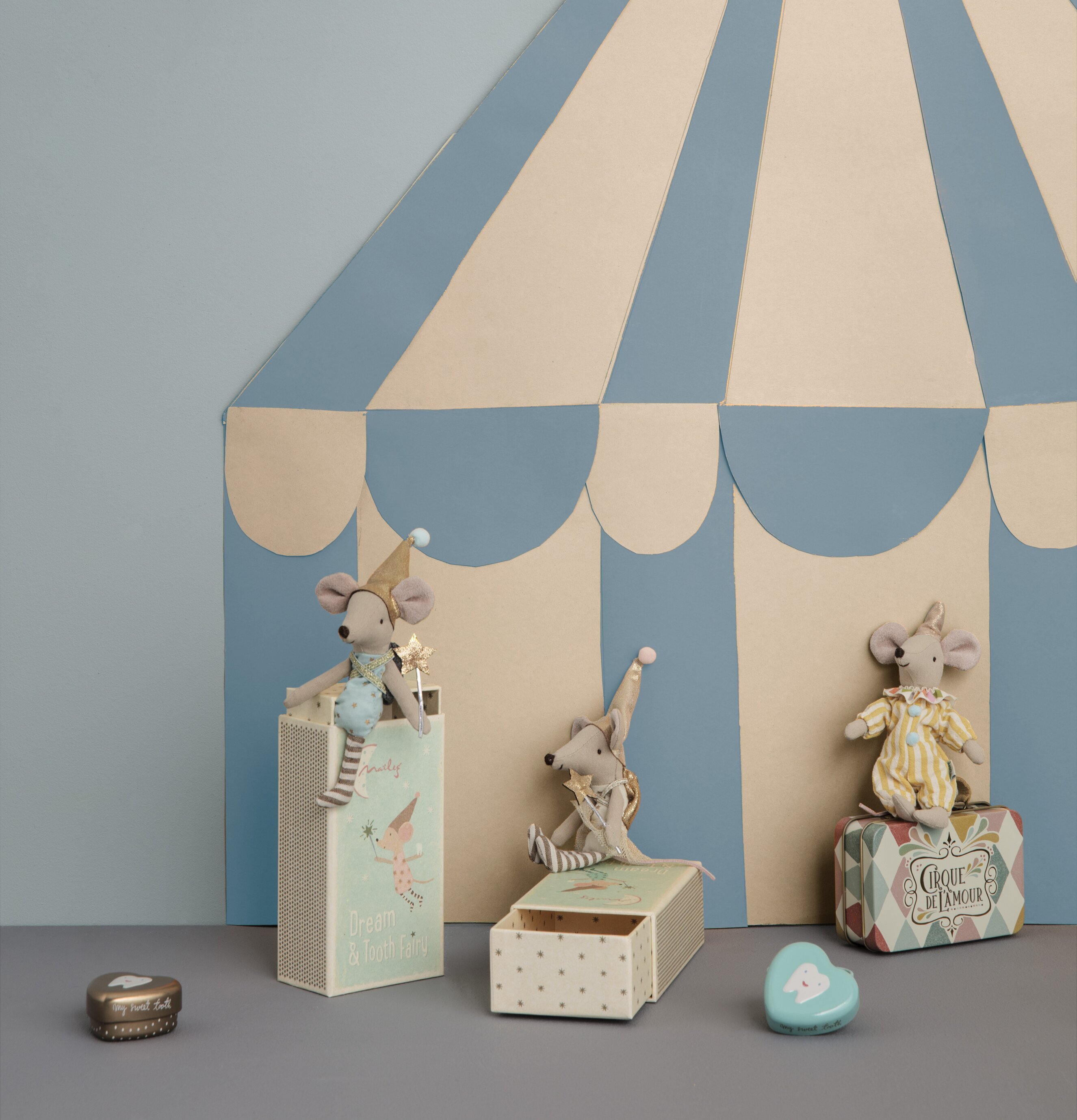 Clown In Suitcase från Maileg, leksaksmus med resväska