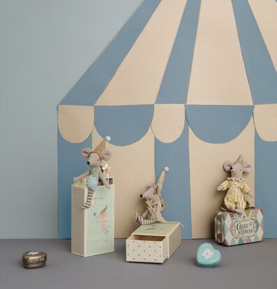 Clown In Suitcase från Maileg, leksaksmus med resväska