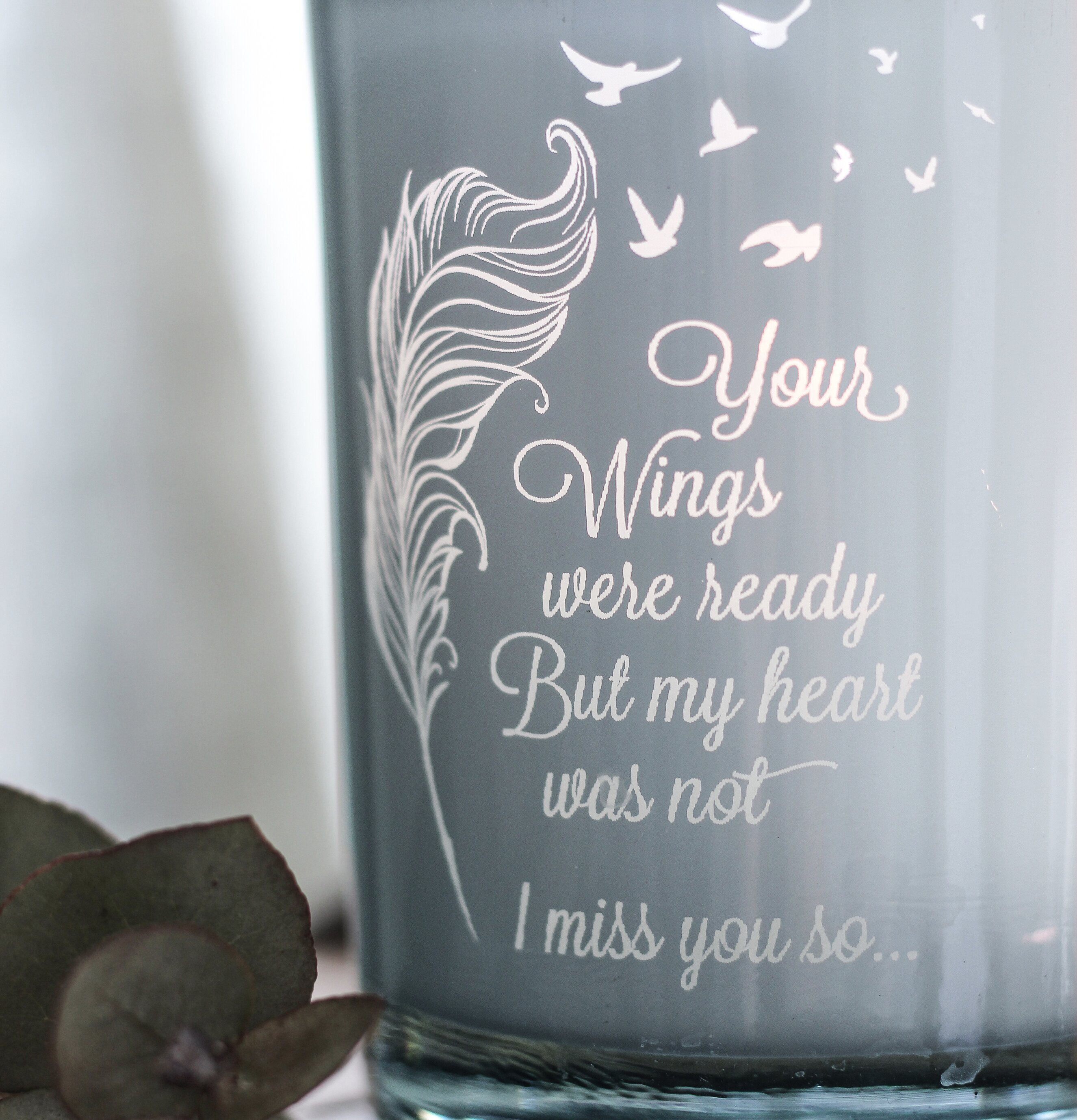 Ljuslykta Wings från Majas Cottage på träbord med gröna blad