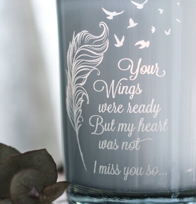 Ljuslykta Wings från Majas Cottage på träbord med gröna blad