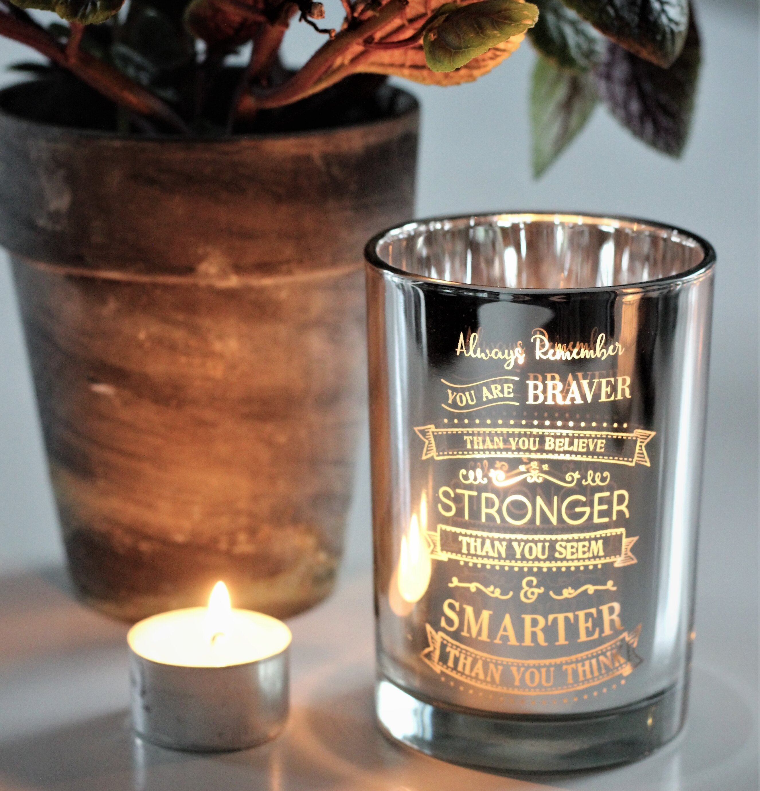 Ljuslykta Stronger Silver från Majas Cottage på vitt bord