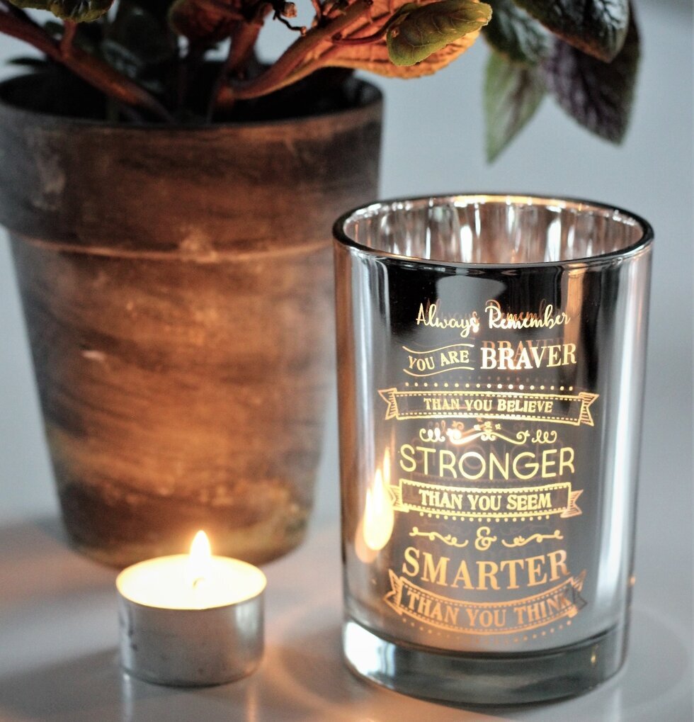 Ljuslykta Stronger Silver från Majas Cottage på vitt bord