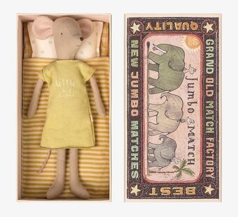 Mouse In Box Medium Girl från Maileg i tändsticksask