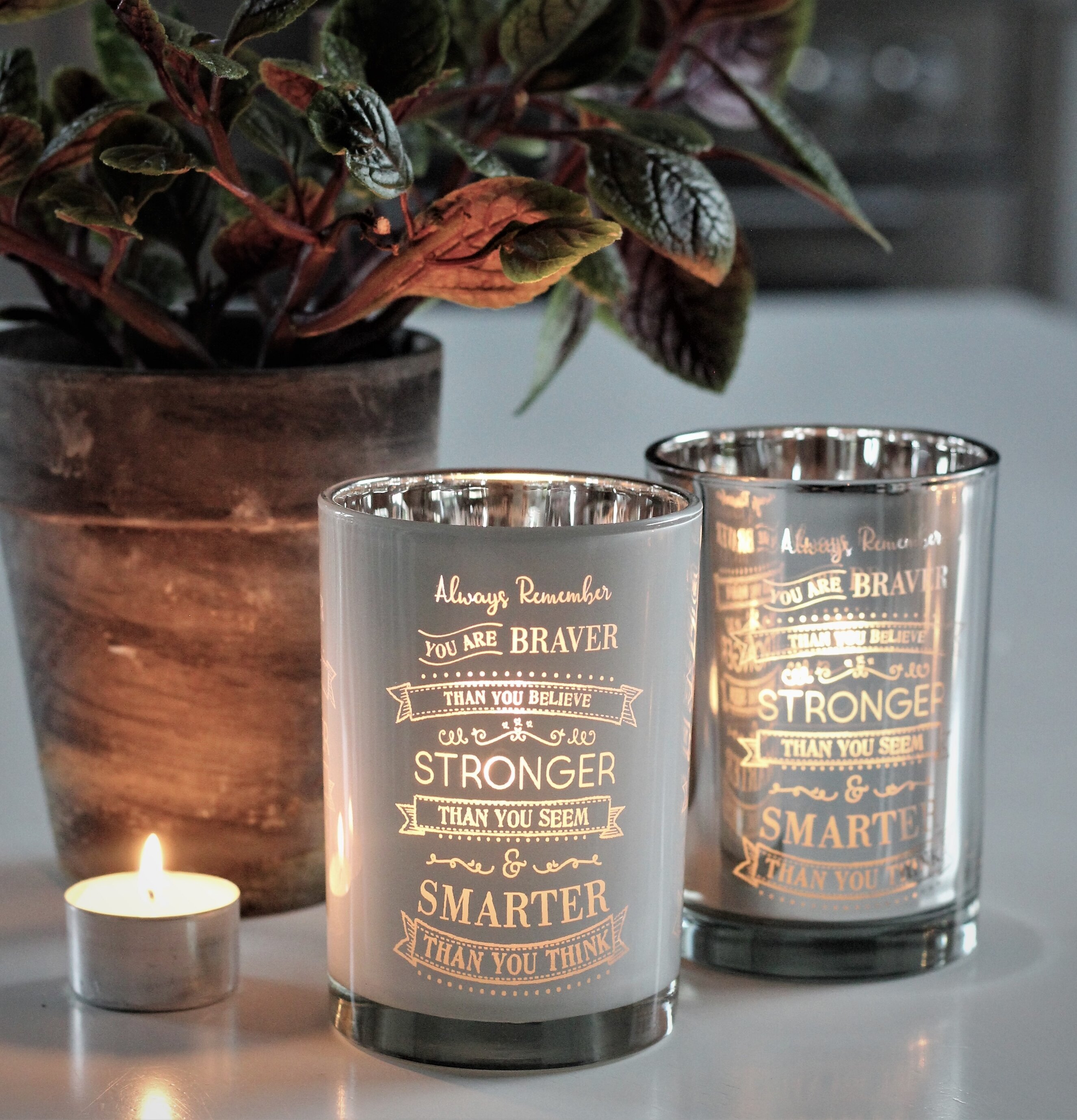 Ljuslykta Stronger Silver från Majas Cottage med grönska