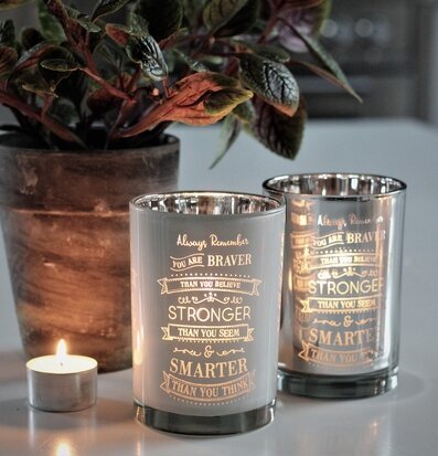 Ljuslykta Stronger Silver från Majas Cottage med grönska