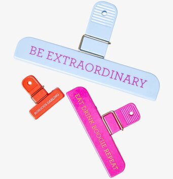 Tre färgglada Jumbo Clips från Rice på vit bakgrund