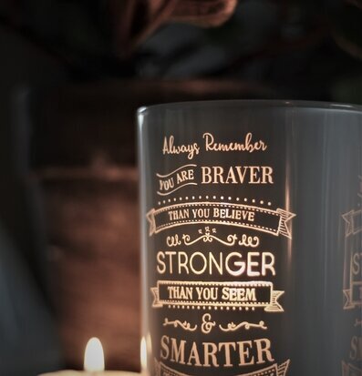 Ljuslykta Stronger Silver från Majas Cottage med ingraverat citat