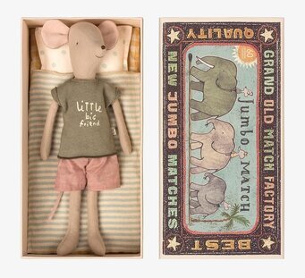 Mouse In Box Medium Boy från Maileg med låda och kläder