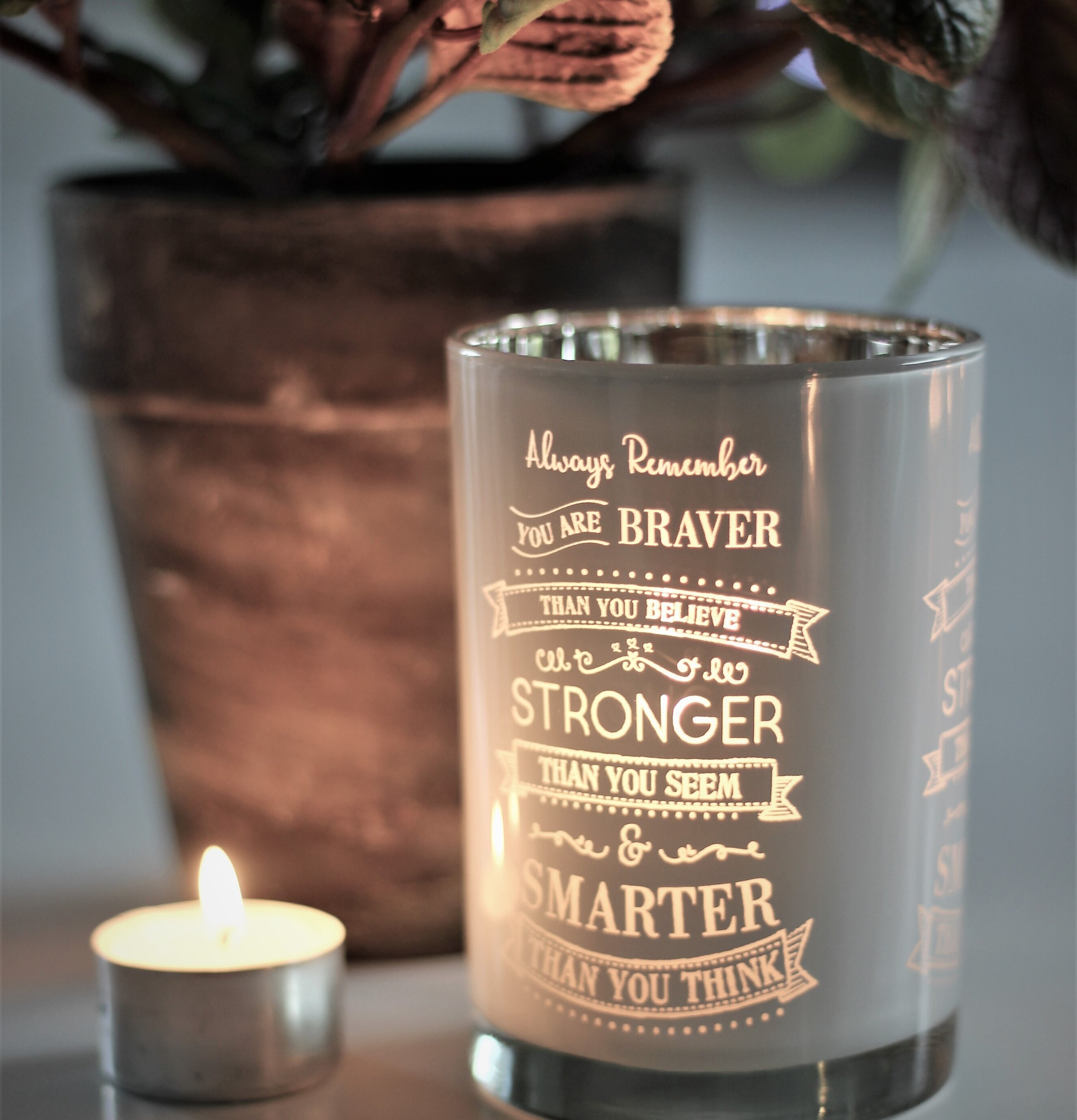 Ljuslykta Stronger Vit från Majas Cottage med inspirerande text