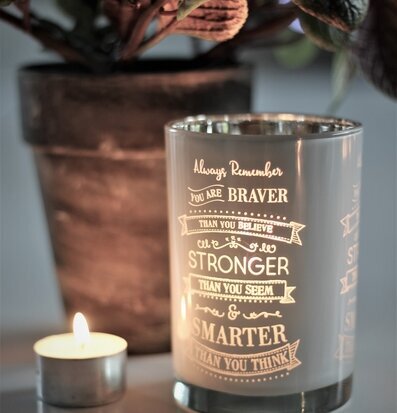 Ljuslykta Stronger Vit från Majas Cottage med inspirerande text